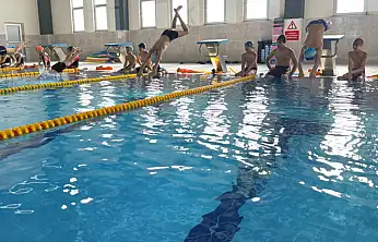 Vanlı genç yüzücüler Toprakkale'de geleceğe hazırlanıyor
