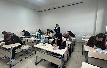 Vanlı öğrenciler ve yetişkinler kitap okuma yarışmasında buluştu