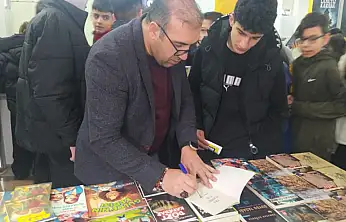 Vanlı yazar Yaşar Adıyaman, Ankara Pursaklar Kitap Fuarı'nda okurlarıyla buluştu