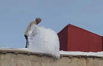 Vatandaşlar damlarda kar temizlemeye başladı