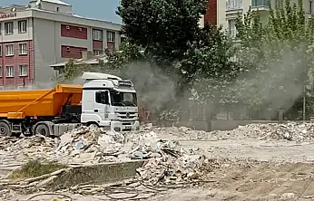 Vatandaşlardan ilkel yıkım tepkisi: Mahalle toz bulutu altında kaldı