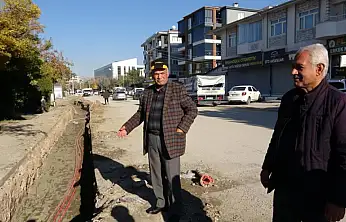 VEDAŞ'ın günlerce açık bıraktığı çukurlar kazalara davetiye çıkarıyor