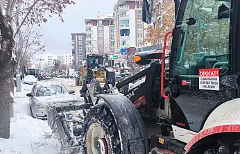 Yol kenarına park eden araçlar karla mücadeleyi olumsuz etkiliyor
