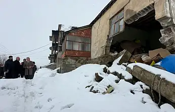 Yüksekova'da evi çöken yaşlı kadına devlet desteği