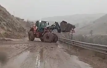Yüksekova-Van kara yolunda heyelan meydana geldi