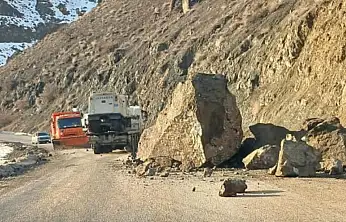 Yüksekova–Van yolunda dev kaya parçaları yola düştü