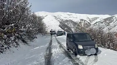 14 köy yolu kapandı, 4 araç mahsur kaldı