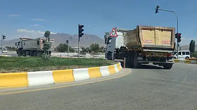 Ağır vasıtaların kullandığı sahil yolunun bazı bölümlerinde çökmeler oldu