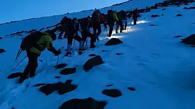 Ağrı Dağı'nda kar altında zorlu tırmanış başladı