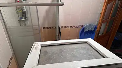 Camı kırıp eve girdi, yaşlı kadının ağzını bantlayıp altınları çaldı