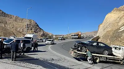 Hakkari-Van karayolunda trafik kazası: 3 yaralı