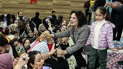 Hülya Koçyiğit Van'da sevenleriyle buluştu