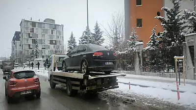 İpekyolu Belediyesi eşbaşkanı Uzunay'ın aracına haciz işlemi