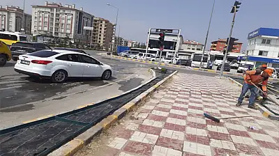 İpekyolu kavşağında yeni düzenleme: Orta refüj yenileniyor