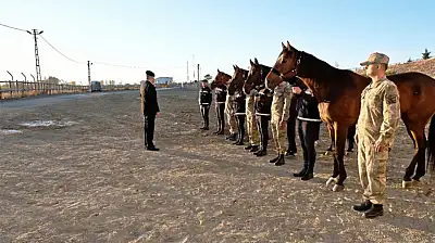Tuğgeneral Avkıran'dan atlı jandarma timine ziyaret