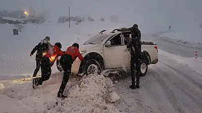 Umut Kervanı yolda kalan sürücülerin yardımına koştu
