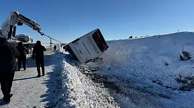 Van'a gelen yolcu otobüsü devrildi: 6 yaralı