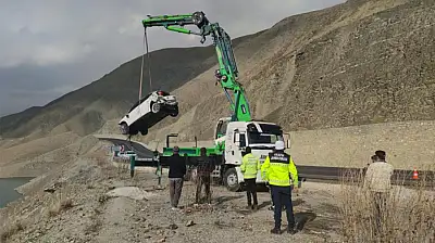 Van'da 3 gence mezar olan otomobil, sudan çıkarıldı