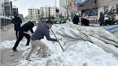 Van'da işten çıkarılan işçilerin eylem çadırı kar yağışı nedeniyle çöktü