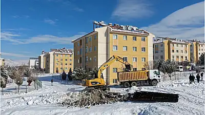 Van'da kaçak yapıların yıkımı sürüyor