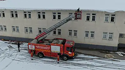 Van'da okullar eğitime hazırlanıyor: Buz sarkıtları temizleniyor