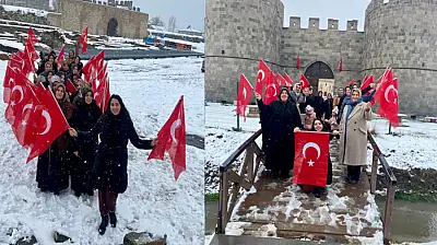 Van Kalesi'nde kadınlarla bayrak sevgisi yürüyüşü