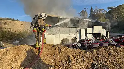 Van yolcu otobüsü alevlere teslim oldu
