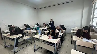 Vanlı öğrenciler ve yetişkinler kitap okuma yarışmasında buluştu