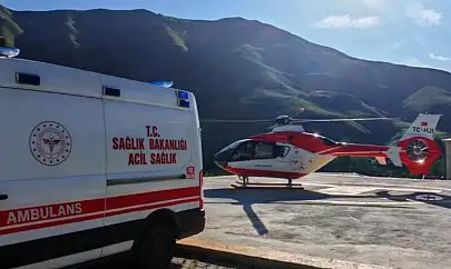 Bahçesaray'da yaşlı hasta helikopter ambulansla Van'a sevk edildi