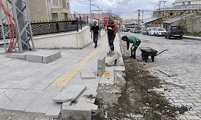 Başkale'de kaldırımlar yenileniyor