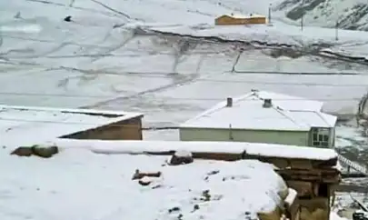 Başkale'de Mayıs ayında kar yağışı etkili oldu