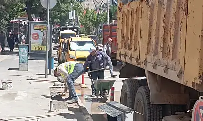 Cumhuriyet Caddesi'nde kaldırım onarım çalışmaları