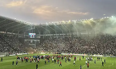 Elazığspor'lu taraftarlar yarı final rövanş maçında sahaya kan bulaştırdı