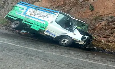 Feci kaza! Seyir halindeki kamyonet kaza yaptı
