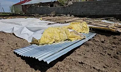 Fırtına çatıları uçurdu