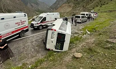 Hakkari'de öğrenci servisi devrildi