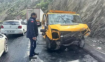 Hakkari-Van yolunda trafik kazası