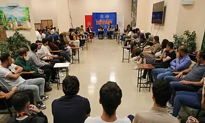 Vali Çelik, kütüphanede gençlerle bir araya geldi