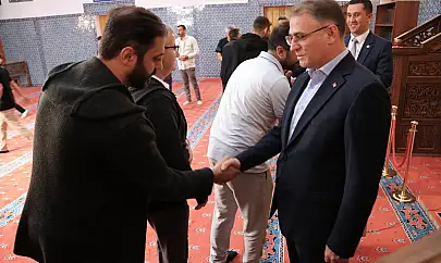 Vali Ozan Balcı, bayram namazını tarihi Hüsrevpaşa camii'nde kıldı