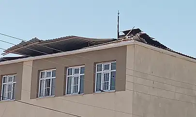 Van'da fırtına okulun çatısını uçurdu