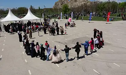 Van'da Hıdırellez etkinliği renkli görüntülere sahne oldu
