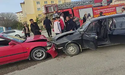 Van'da iki otomobil çarpıştı