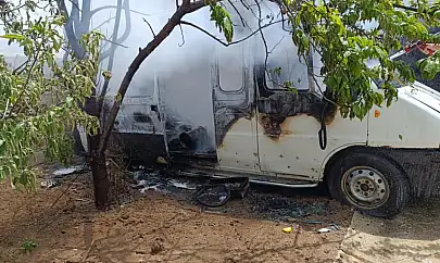 Van'da park halindeki minibüs yandı