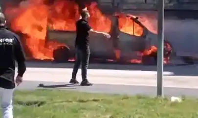 Van'da park halindeki minibüs alev alev yandı