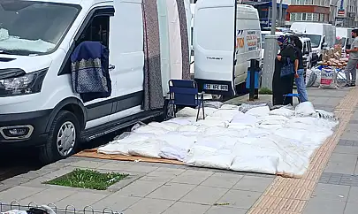 Van'da perdeciler kaldırımları işgal ediyor