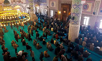 Van'da yarım asırlık Hazreti Ömer Camii'nde son cuma namazı kılındı