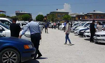 Van'daki oto pazarı satıcılarla doldu