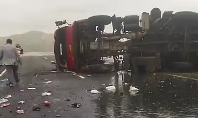 Van-Hakkari karayolunda tır devrildi: 2 yaralı