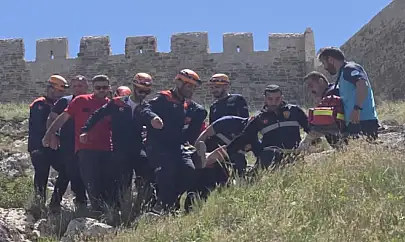 Van Kalesi'nde kayalıklarda mahsur kalan şahıs kurtarıldı