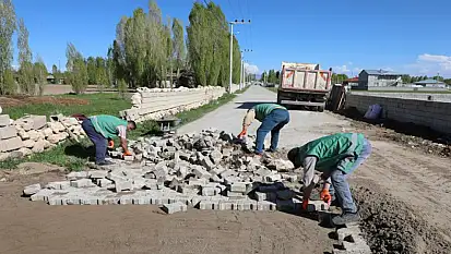 Çelebibağı Mahallesi'nde parke taşı çalışmaları